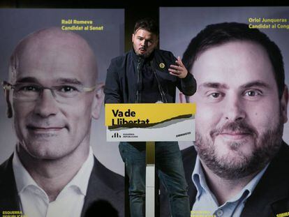 Gabriel Rufián, en el acto de arranque de campaña entre las fotos de Oriol Junqueras y Raül Romeva.