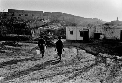 Dos mujeres trasegando con cubos de agua en Montjuïc