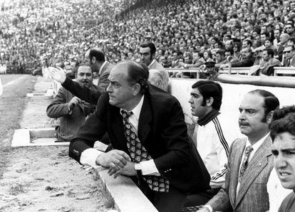 El entrenador del Valencia Alfredo Di Stefano, está pendiente del funcionamiento del marcador simultáneo, en el estadio de Sarría, donde el Valencia se proclamo campeón de Liga en 1971, pese a perder.