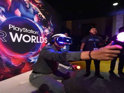 Un jugador prueba las gafas de VR de Playstation, el lunes en Los Ángeles.