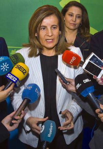 La ministra de Empleo y Seguridad Social, Fátima Báñez, atiende a los medios de comunicación hoy en Huelva, donde ha asistido a la inauguración del centro comercial Holea, de la cadena Carrefour Property España.