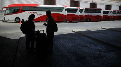 Viajeros en la Estación Sur de Autobuses de Méndez Álvaro en Madrid.