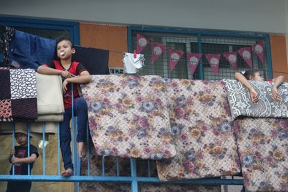 Ciudadanos palestinos se reúnen en una escuela de la misión de la ONU (UNRWA), después de tener que evacuar sus hogares por los ataques aéreos israelíes.