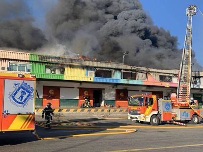 Incendio en Mercamadrid, este sábado.
