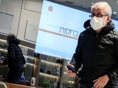 Roman Abramóvich, en el área VIP del aeropuerto internacional Ben Gurion en Israel el 14 de marzo.