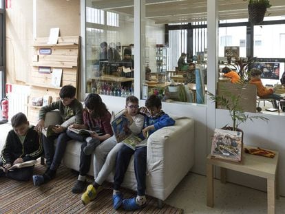 Alumnos leyendo en una escuela de Barcelona.