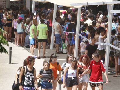 Colas para acceder a la piscina de Vallparadís de Terrassa