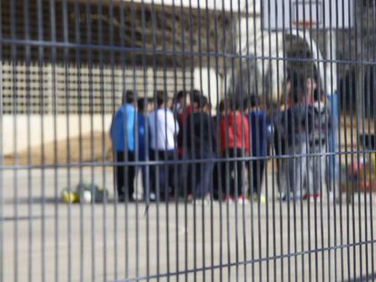 Ni&ntilde;os en el patio de un colegio.