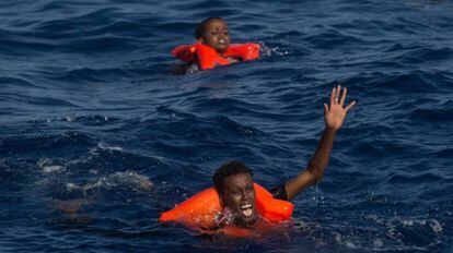 Dos náufragos subsaharianos piden auxilio tras zozobrar su embarcación cerca de la costa de Libia.
