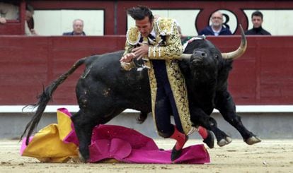 El torero David Mora es corneado por el primer toro en las Ventas. 
