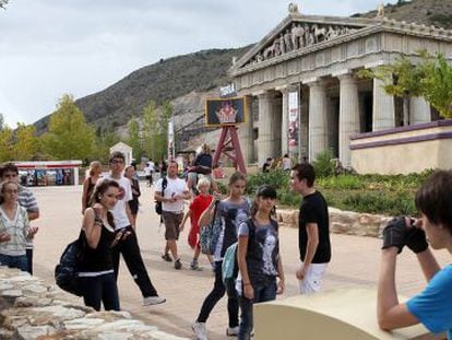 Un grupo de visitantes del parque tem&aacute;tico Terra M&iacute;tica.