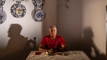 Francisco González, bombero del grupo de retenes que ha participado en la extinción del fuego de Monfragüe y La Hurdes, en un bar de Torrejón el Rubio, en Cáceres.