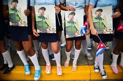 Varias alumnas esperan el paso de las cenizas de Fidel Castro en Santa Clara (Cuba).
