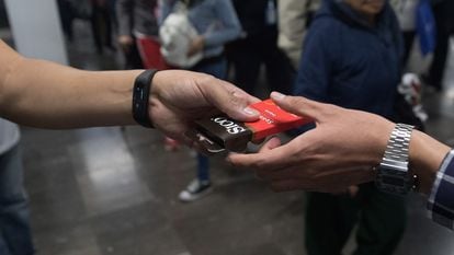 Repartición de preservativos en una estación del metro de Ciudad de México.