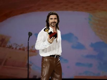 Juanes accepts the Grammy for Best Pop/Rock Album during the 24th Annual Latin Grammy Awards Premiere ceremony in Seville, Spain, November 16, 2023. REUTERS/Jon Nazca