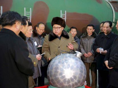 Foto sin datar del l&iacute;der norcoreano Kim Jong-un junto a cient&iacute;ficos nucleares.