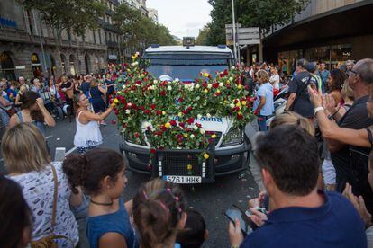<b>Manifestación en Barcelona.</b> Varias personas ponen rosas en una furgona de la Guardia Urbana en agradecimiento a su trabajo, durante la manifestación en Barcelona contra los atentados yihadistas en Cataluña.