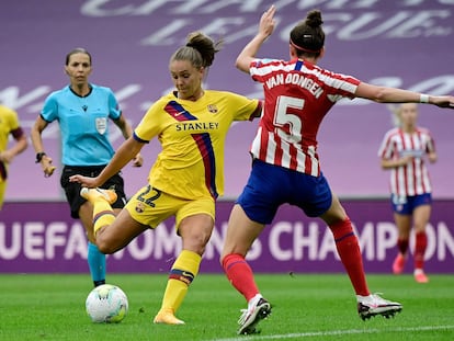 Lieke Martens golpea el balón en los cuartos de final contra el Atlético.