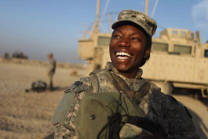 Una soldado estadounidense sonríe mientras se prepara para salir de la base Camp Adder.