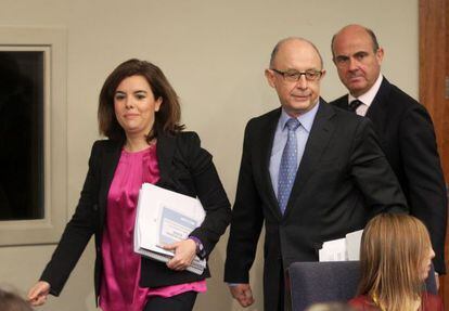 Santamar&iacute;a, Montoro y Guindos, antes de la rueda de prensa.