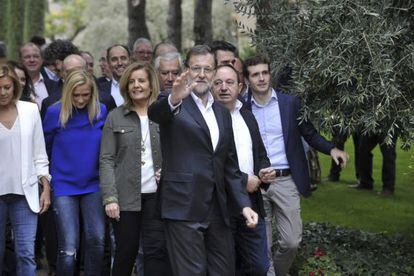 Mariano Rajoy, amb la cúpula del Partit Popular, ahir a Toledo.