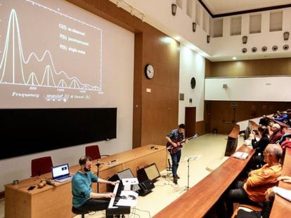 La conferencia "La música en la física" en la Facultad de Ciencias Físicas de la UCM. | En el vídeo, algunas imágenes de los experimentos en directo.