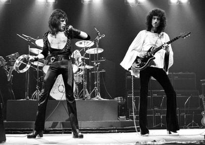 <p><strong>Por qué es tan buena.</strong>Resulta llamativo cómo Queen eran capaces de hacer tanto en tampoco tiempo. 'Seven seas of Rhye' dura 2,45 (como una canción punk, vamos), pero pasan mil cosas: una introducción de piano, guitarras heavies, una deslumbrante interpretación de Mercury, estribillos, solo de guitarra, parte vocal operística, una coda ruidosa con voces de fiesta… Estamos ante los Queen de su etapa dura. La canción se incluye en su segunda obra, 'Queen II'. Una reinvención del rock duro en toda regla.</p> <p><strong>La historia de la canción</strong>. Una de las letras más misteriosas de la primera etapa del grupo. La tierra de Rhye aparece en varias letras escritas por Mercury. Para algunos es un mundo fantástico creado por él y su hermana mientras vivían con su familia en el país africano Zanzíbar. Freddie nació allí: su padre trabajaba para la británica Secretaría de las Colonias y en aquella época Zanzíbar estaba bajo protectorado inglés. La otra versión es que es una letra de contenido religioso: una crítica al lado oscuro de las religiones.</p> <p>Escuchar la canción <a href="https://www.youtube.com/watch?v=FxIo57WURRE" target="_blank">aquí</a>. <br /></p>