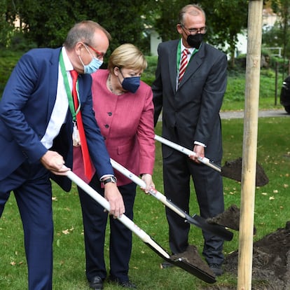 German Chancellor Angela Merkel, The Major of Templin Detlef Tabbert and Franz-Christoph Michel take part in a tree planting event during the 750th city anniversary celebrations in Burgergarten, in Templin, Germany September 10, 2021.  REUTERS/Annegret Hilse