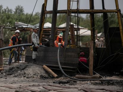 Los rescatistas trabajan en torno a uno de los pozos para salvar a los 10 obreros atrapados bajo la mina, este sábado en Coahuila. 