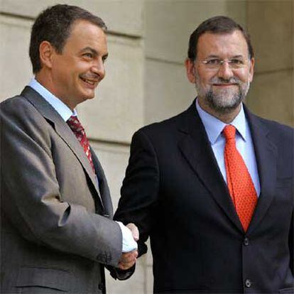 Zapatero recibe a Rajoy a las puertas del Palacio de la Moncloa.