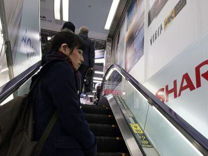 Una mujer observa un anuncio de Sharp en una tienda en Tokio (Jap&oacute;n) hoy.