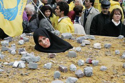 Una mujer iraní toma parte en la recreación de una lapidación realizada en Bruselas.
