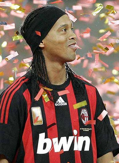 Ronaldinho, en su presentación como jugador del Milan.