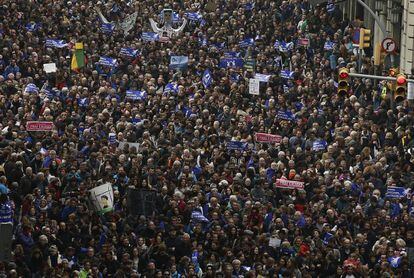 Participantes en la marcha a favor de los refugiados por las calles de Barcelona.