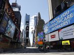 NYKO1. NUEVA YORK (EE.UU.), 20/08/2020.- Fotografía de archivo fechada el 7 de junio de 2020 que muestra el Times Square vacío, en Nueva York (NY, EE.UU). Manhattan se ha quedado vacía. Sin turistas, con la mayoría de las oficinas cerradas y con la clase pudiente refugiándose del coronavirus en sus segundas residencias, Nueva York se pregunta ahora si el bache será pasajero o si la pandemia cambiará la ciudad para siempre. Cinco meses después del estallido de la crisis de la COVID-19 en la Gran Manzana y pese al progresivo regreso a la normalidad, la vida sigue sin parecerse en nada a lo que era, especialmente en su tradicionalmente hiperactivo centro neurálgico. EFE/ Jason Szenes