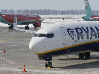 Avi&oacute;n de la compa&ntilde;&iacute;a low cost Ryanair 