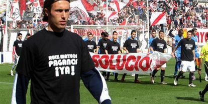 Los futbolistas del Rayo, con una pancarta de protesta por la situación económica del club antes del partido contra el Granada.