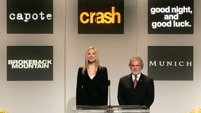 Mira Sorvino y Sid Ganis anunciaban los nominados a los Oscar 2006 el 31 de enero de ese año, en el Samuel Goldwyn Theater de Los Ángeles.