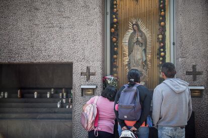 Feligreses rezando en la explanada de la basílica de Guadalupe. Por primera vez en su historia la basílica cerró sus puertas.