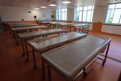 Mesas vacías de una de las salas en las que realizan prácticas los alumnos de Medicina.
