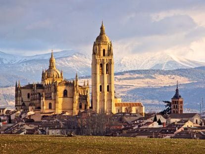 Panorámica invernal de la catedral de Segovia, con la Sierra de Guadarrama nevada al fondo.