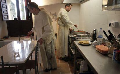 Dos monjes polaco en la cocina del monasterio de Yuste 