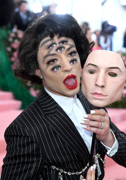Ezra Miller, en la alfombra roja de la Met Gala en Nueva York en 2019.