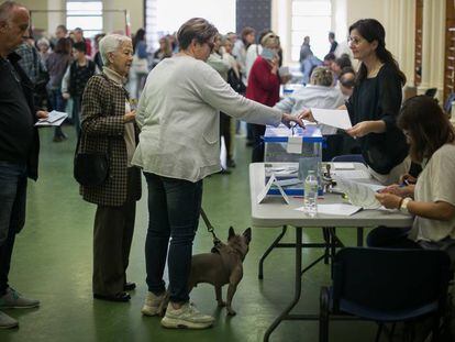 Votants al col·legi electoral Escola Infant Jesús, a Barcelona.