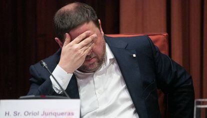 Junqueras se pone la mano en la cara.