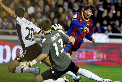 Messi remata en la primera parte ante Guaita y Ricardo Costa.