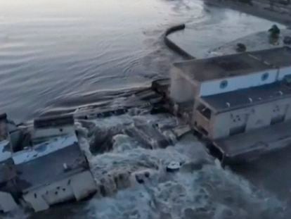 Fotograma de un vídeo que muestra los destrozos en la presa de Nova Kajovka.