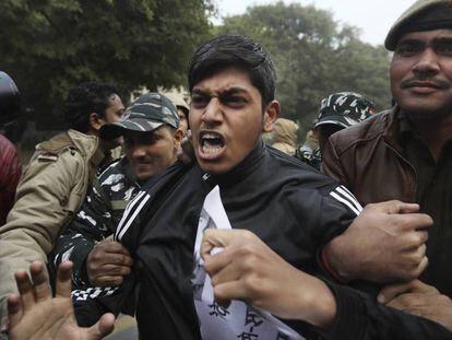 Policías detienen a un estudiante en una protesta en Uttar Pradesh.