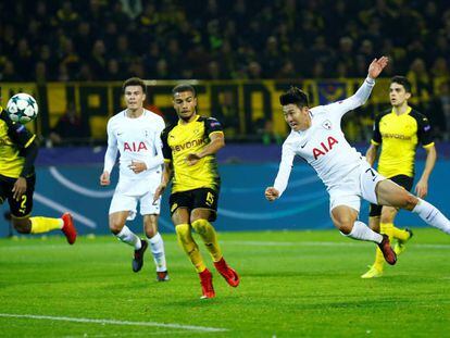 Son Heung-min, del Tottenham, remata a gol durante el partido en Dortmund.