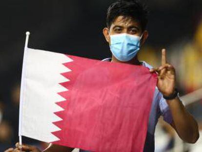 Un aficionado de Qatar en un partido contra Omán, en Doha.